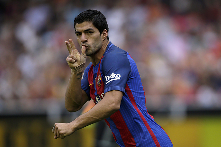 FC Barcelona's Luis Suarez celebrates scoring during the Spanish La Liga soccer match between Valencia and FC Barcelona at the Mestalla stadium in Valencia, Spain, Saturday, Oct. 22, 2016. (AP Photo/Manu Fernandez)