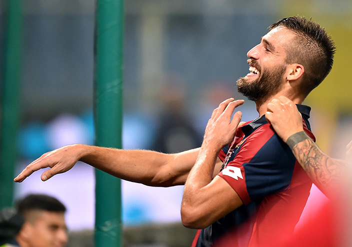 Genoa's Leonardo Pavoletti celebrates after scoring during the Italian Serie A soccer match between Genoa and Milan at the Luigi Ferraris stadium in Genoa, Italy, Oct. 25, 2016. (Simone Arveda/ANSA via AP)