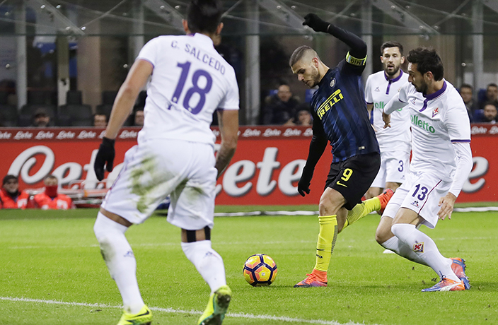 Inter Milan's Mauro Icardi, seconＳd from left, scores a goal during the Serie A soccer match between Inter Milan and Fiorentina at the San Siro stadium in Milan, Italy, Monday, Nov. 28, 2016. (AP Photo/Antonio Calanni)