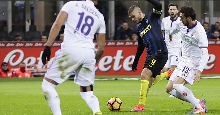 Inter Milan's Mauro Icardi, second from left, scores a goal during the Serie A soccer match between Inter Milan and Fiorentina at the San Siro stadium in Milan, Italy, Monday, Nov. 28, 2016. (AP Photo/Antonio Calanni)