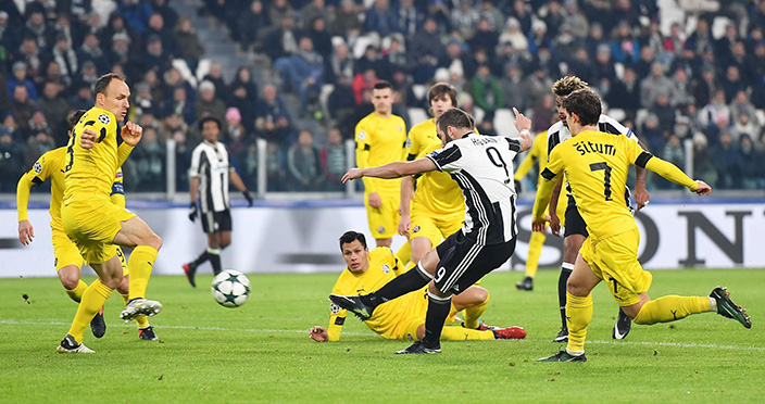 Juventus' Gonzalo Higuain scores a goal during the Uefa Champions League group H soccer match between Juventus and Dinamo Zagreb at the Juventus stadium in Turin, Italy, Wednesday, Dec. 7, 2016 (Alessandro Di Marco/ANSA via AP)