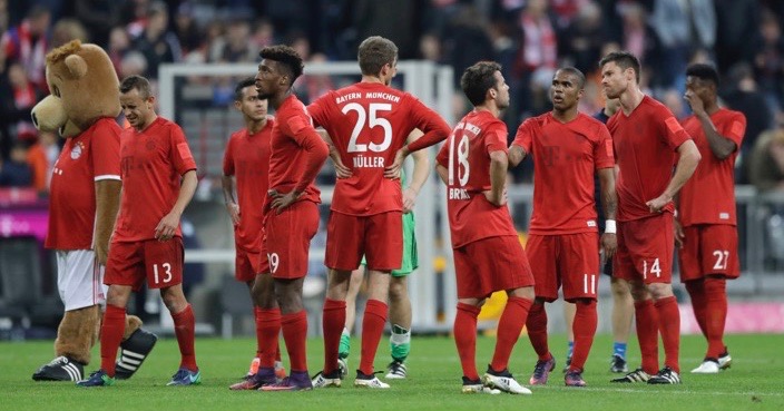 Bayern players gather after the German Bundesliga soccer match between FC Bayern Munich and TSG 1899 Hoffenheim at the Allianz Arena stadium in Munich, Germany, Saturday, Nov. 5, 2016. (AP Photo/Matthias Schrader)