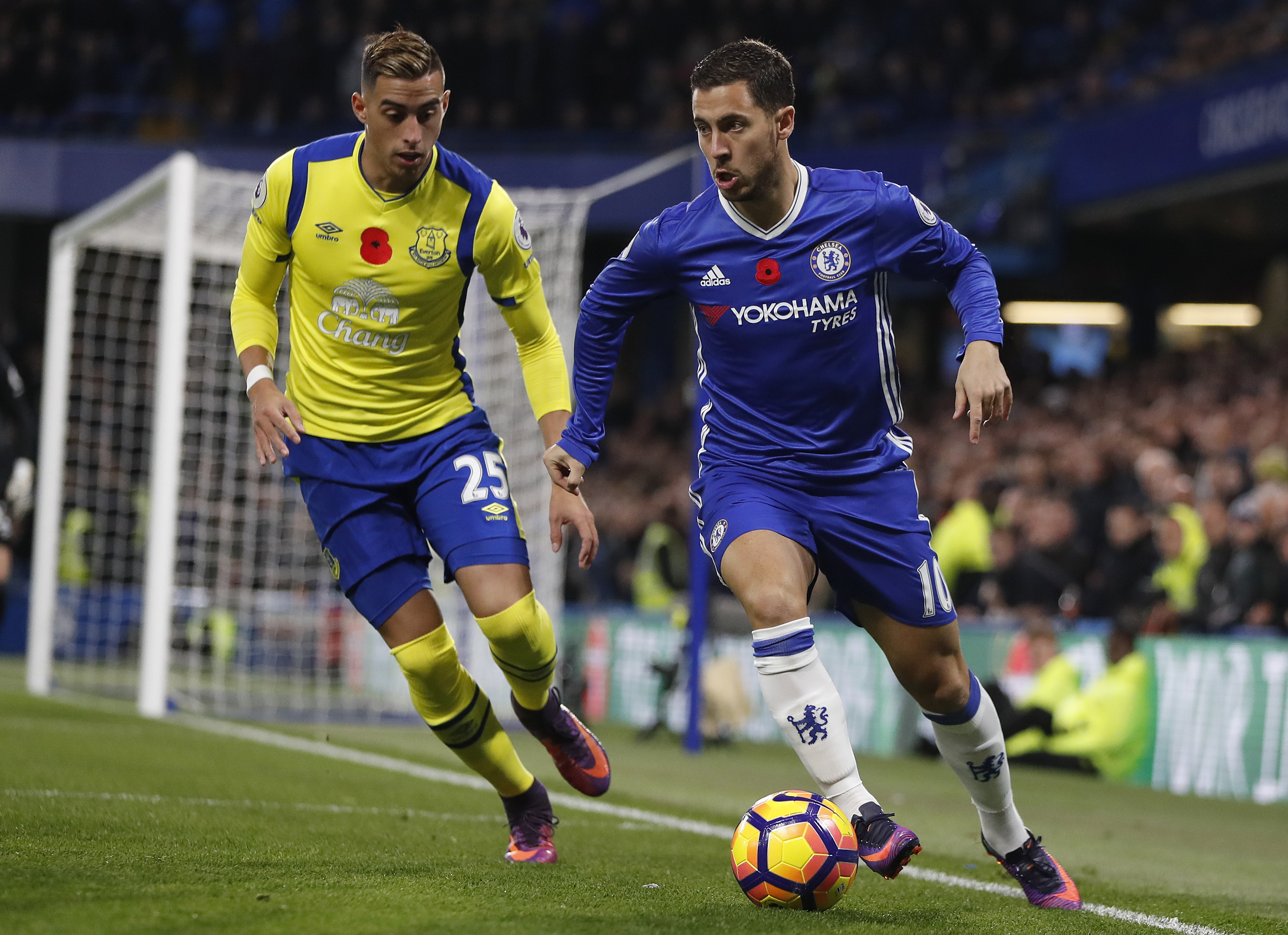 Chelsea's Eden Hazard, right, vies for the ball with Everton's Ramiro Funes Mori during the English Premier League soccer match between Chelsea and Everton at Stamford Bridge stadium in London, Saturday, Nov. 5, 2016. (AP Photo/Kirsty Wigglesworth)