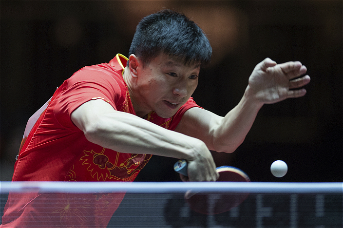 德国乒乓球名将波尔(timo boll)在世界乒乓球锦标赛面对国球王马龙,便